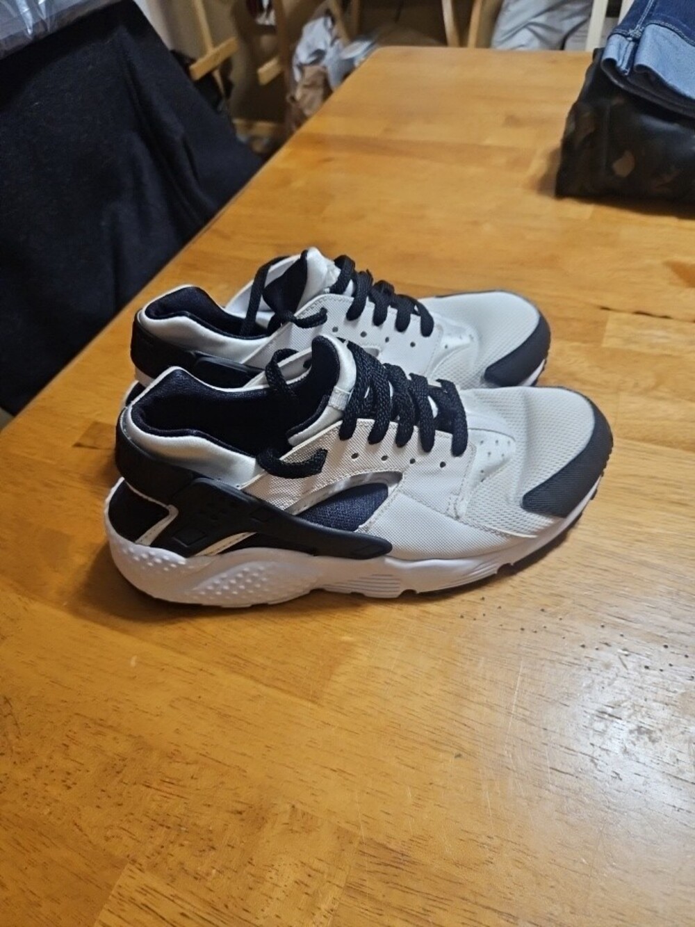Nike Air Huarache 7y athletic shoes